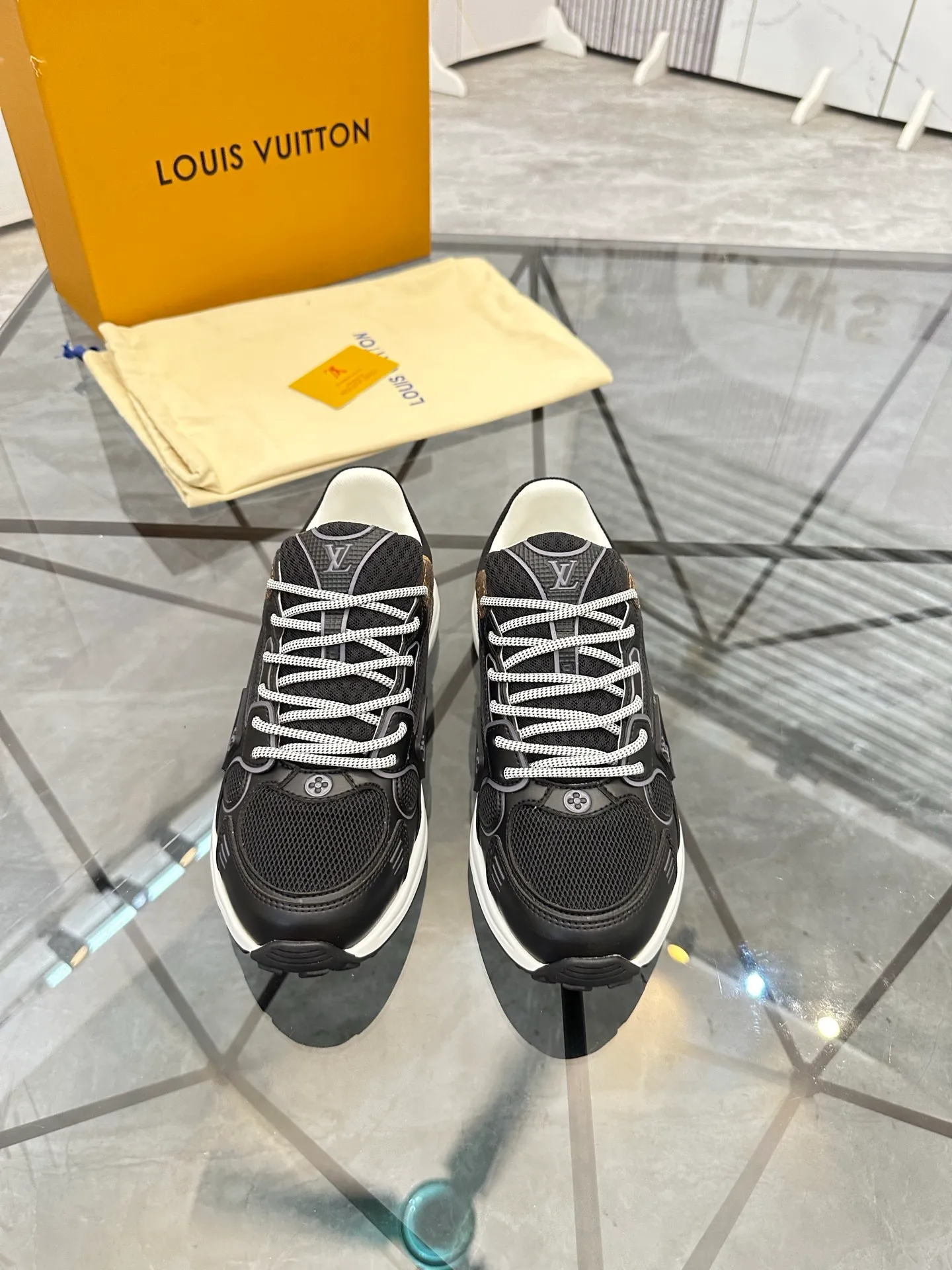 Men's shoes: 💰P660¥ Top quality Product trademark: LV* "Louis Vuitton*" low-top casual shoes Regular size: 35-44 (can be customized to 45.46) Couple style Product materials: Upper imported cowhide stitching original material, breathable lining, original outsole. Number: H218